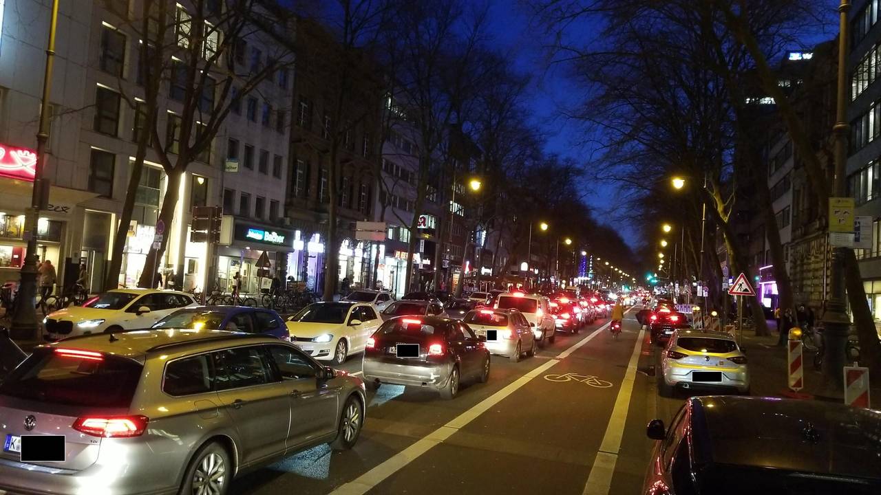 Autos stauen sich.