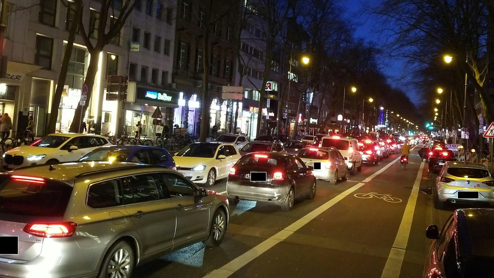 Autos stauen sich.