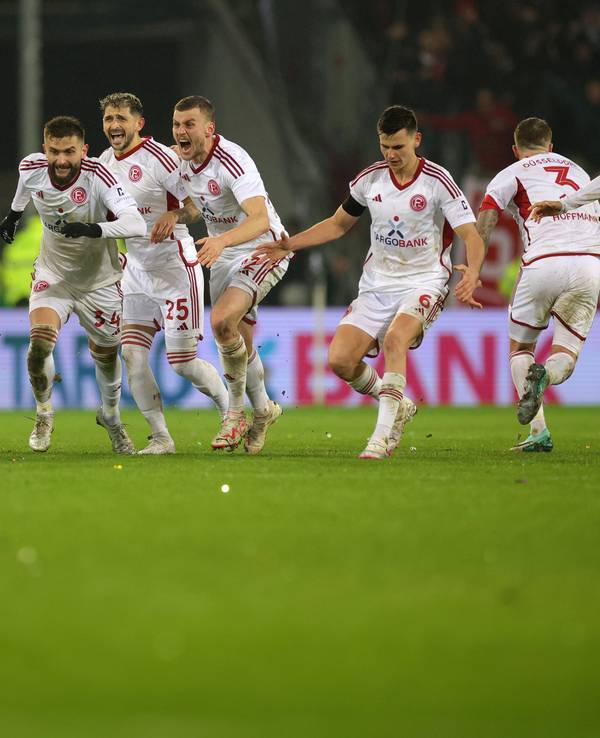 Die Spieler von Fortuna Düsseldorf jubeln nach dem Elfmeterschießen im Pokalspiel beim FC St. Pauli.