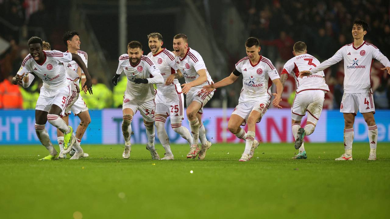 Die Spieler von Fortuna Düsseldorf jubeln nach dem Elfmeterschießen im Pokalspiel beim FC St. Pauli.