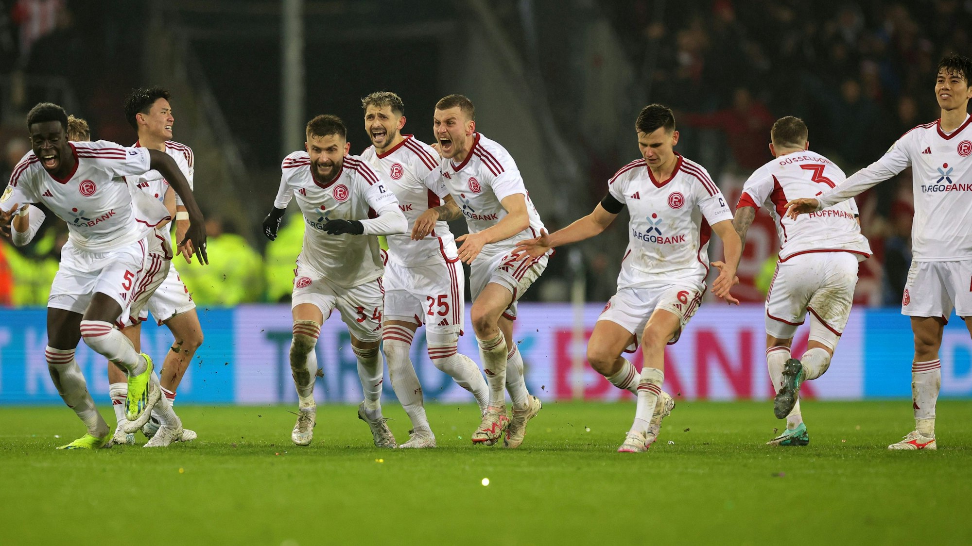 Die Spieler von Fortuna Düsseldorf jubeln nach dem Elfmeterschießen im Pokalspiel beim FC St. Pauli.