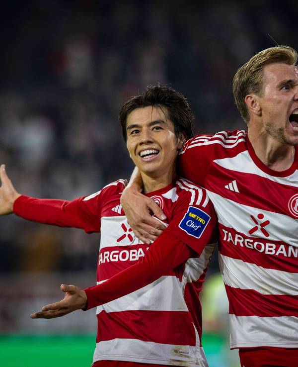 Fortuna Düsseldorfs Ao Tanaka jubelt mit Teamkollege Vincent Vermeij beim Spiel gegen den 1. FC Kaiserslautern.
