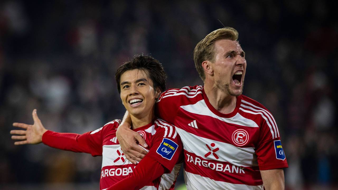 Fortuna Düsseldorfs Ao Tanaka jubelt mit Teamkollege Vincent Vermeij beim Spiel gegen den 1. FC Kaiserslautern.