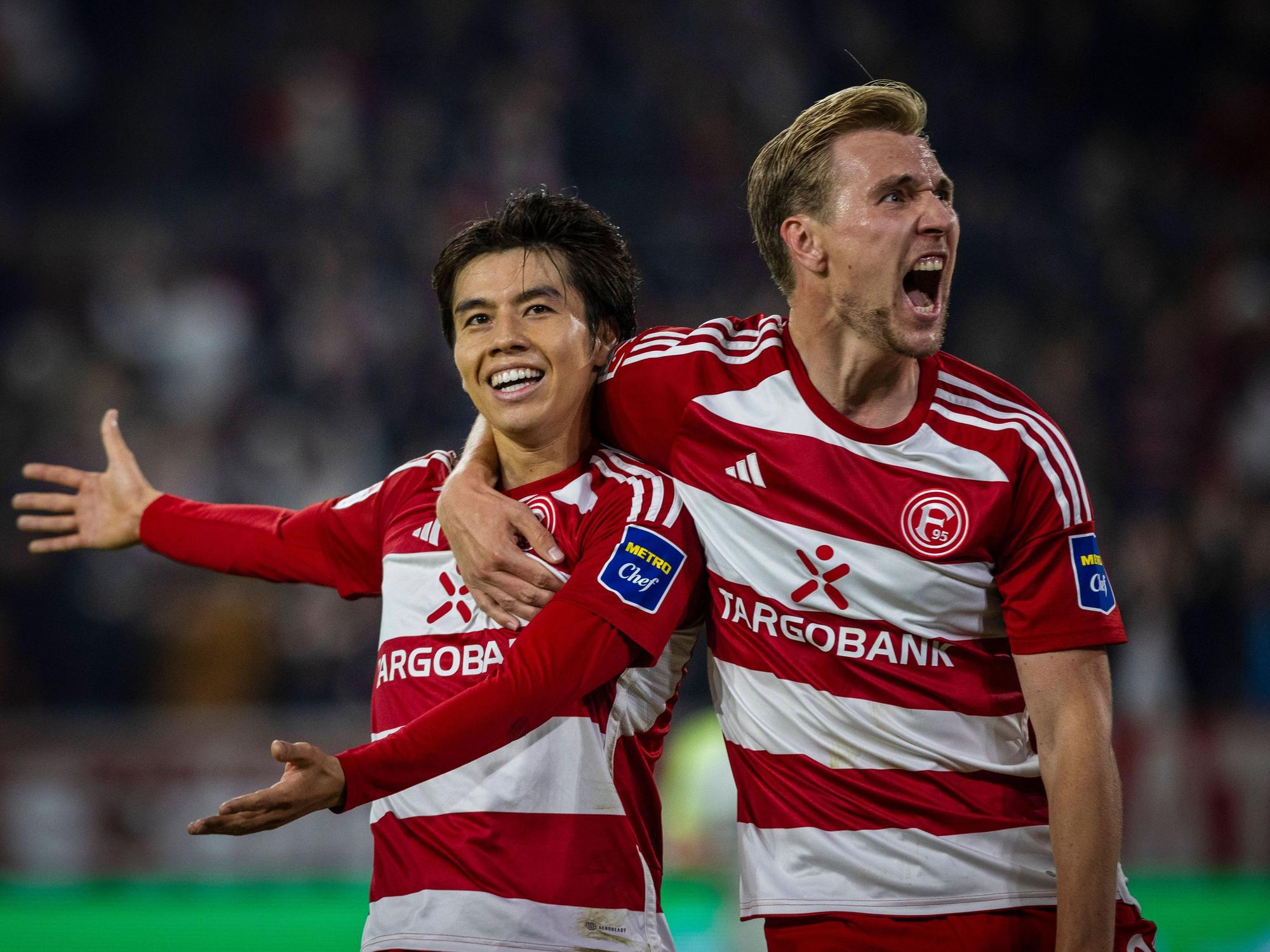 Fortuna Düsseldorfs Ao Tanaka jubelt mit Teamkollege Vincent Vermeij beim Spiel gegen den 1. FC Kaiserslautern.