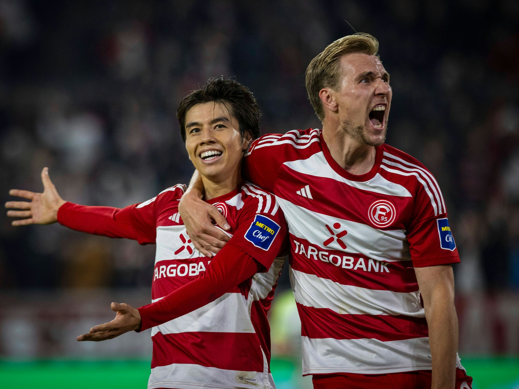 Fortuna Düsseldorfs Ao Tanaka jubelt mit Teamkollege Vincent Vermeij beim Spiel gegen den 1. FC Kaiserslautern.