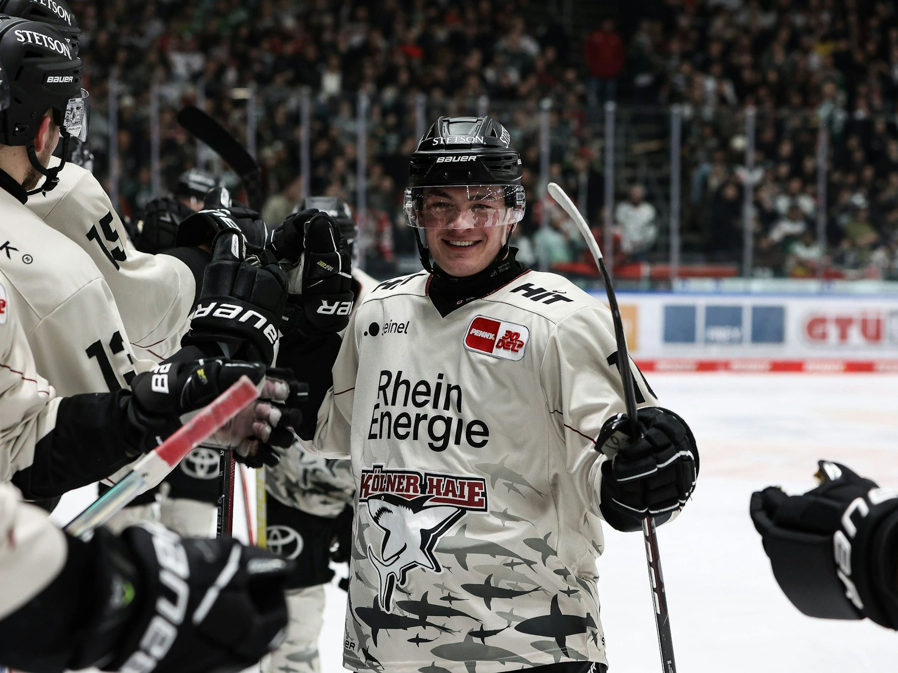 Justin Schütz gewann mit den Kölner Haien am Freitagabend (2. Februar 2023) mit 5:1 bei den Augsburger Panthern.