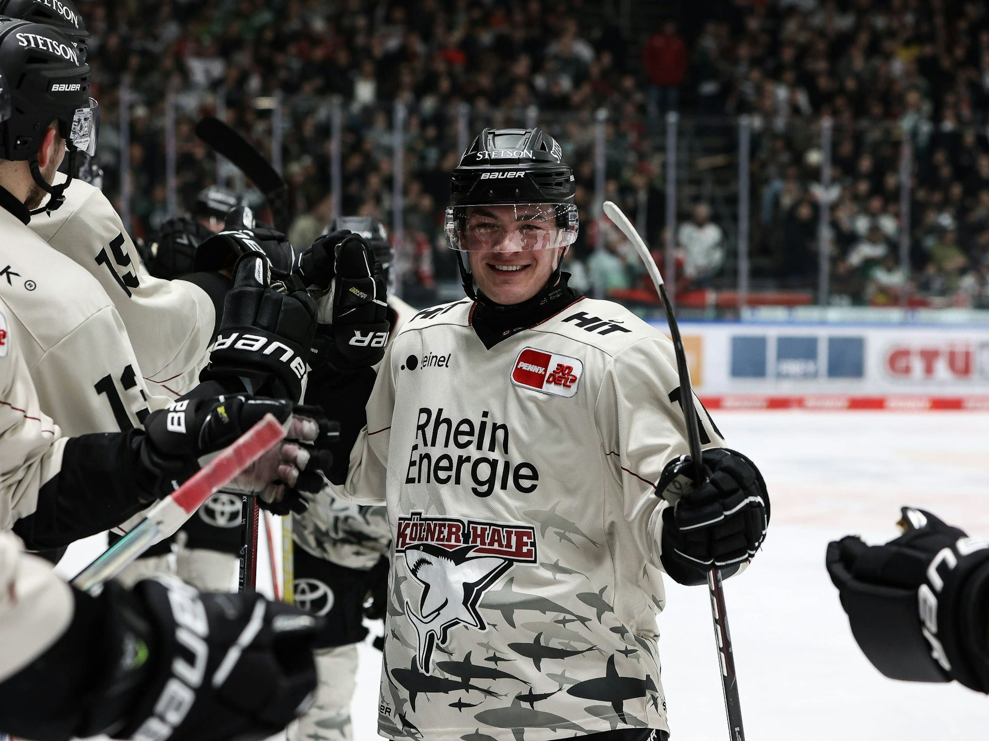Justin Schütz gewann mit den Kölner Haien am Freitagabend (2. Februar 2023) mit 5:1 bei den Augsburger Panthern.