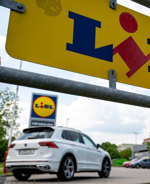 Ein Auto rollt auf den Parkplatz einer Lidl Filiale.