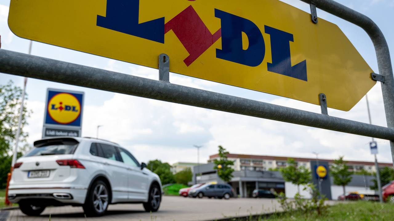 Ein Auto rollt auf den Parkplatz einer Lidl Filiale.