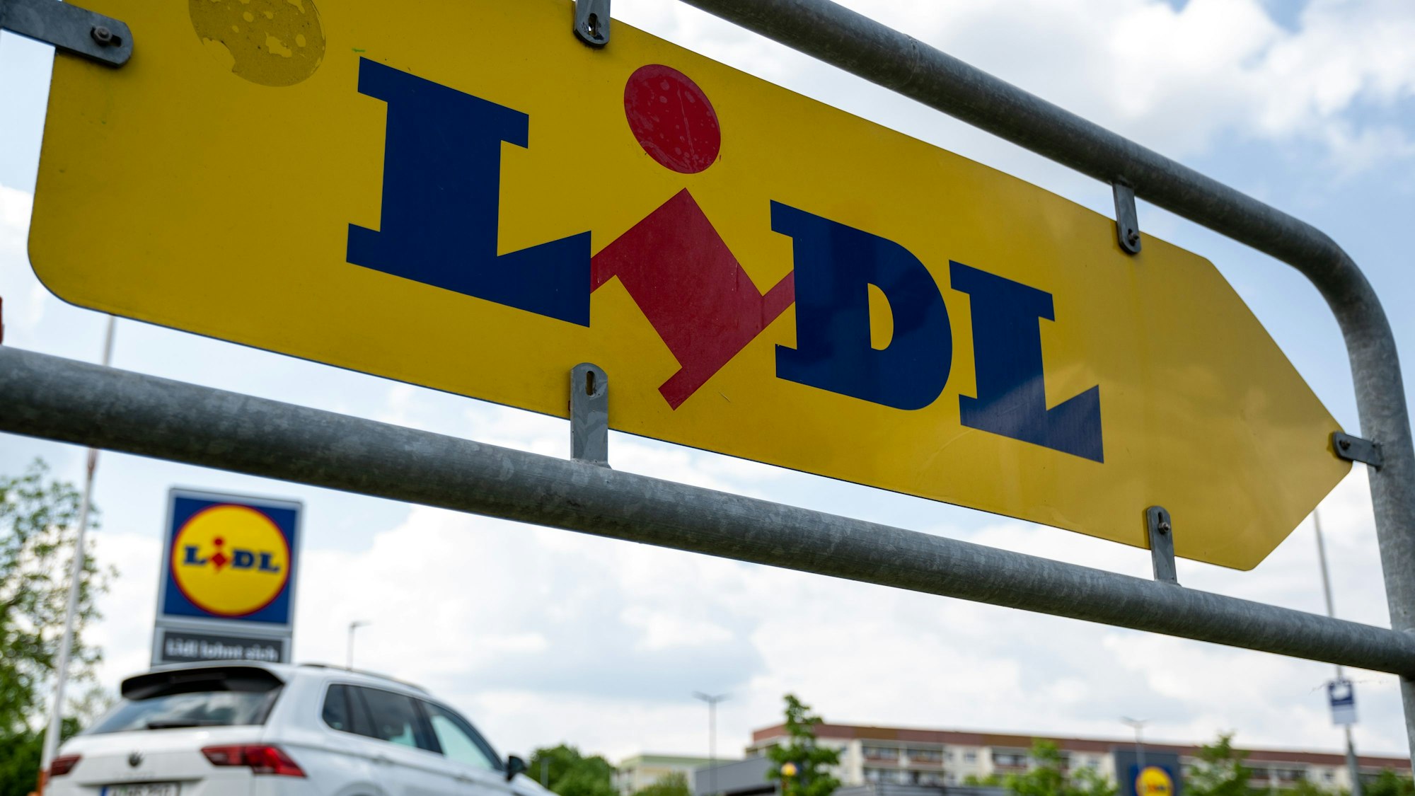 Ein Auto rollt auf den Parkplatz einer Lidl Filiale.