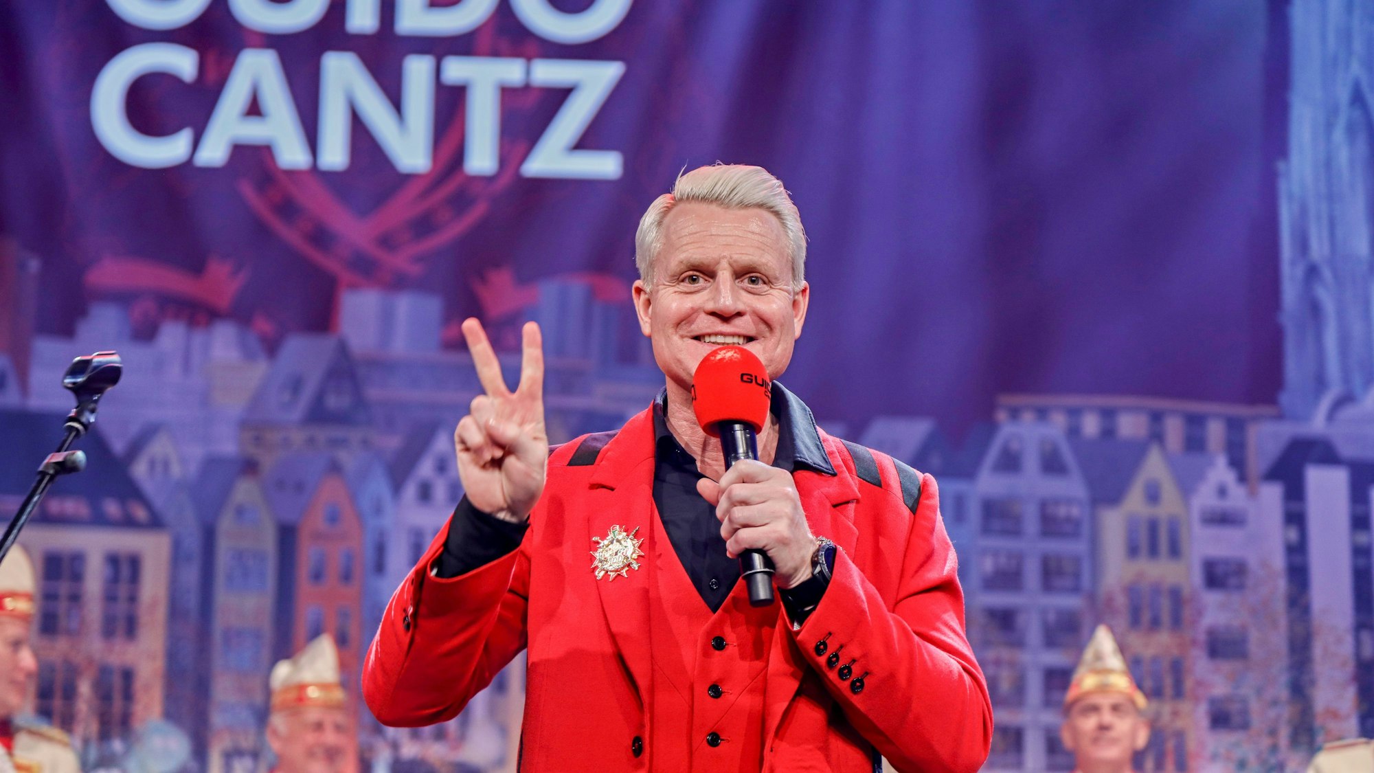 Guido Cantz steht auf der Bühne.