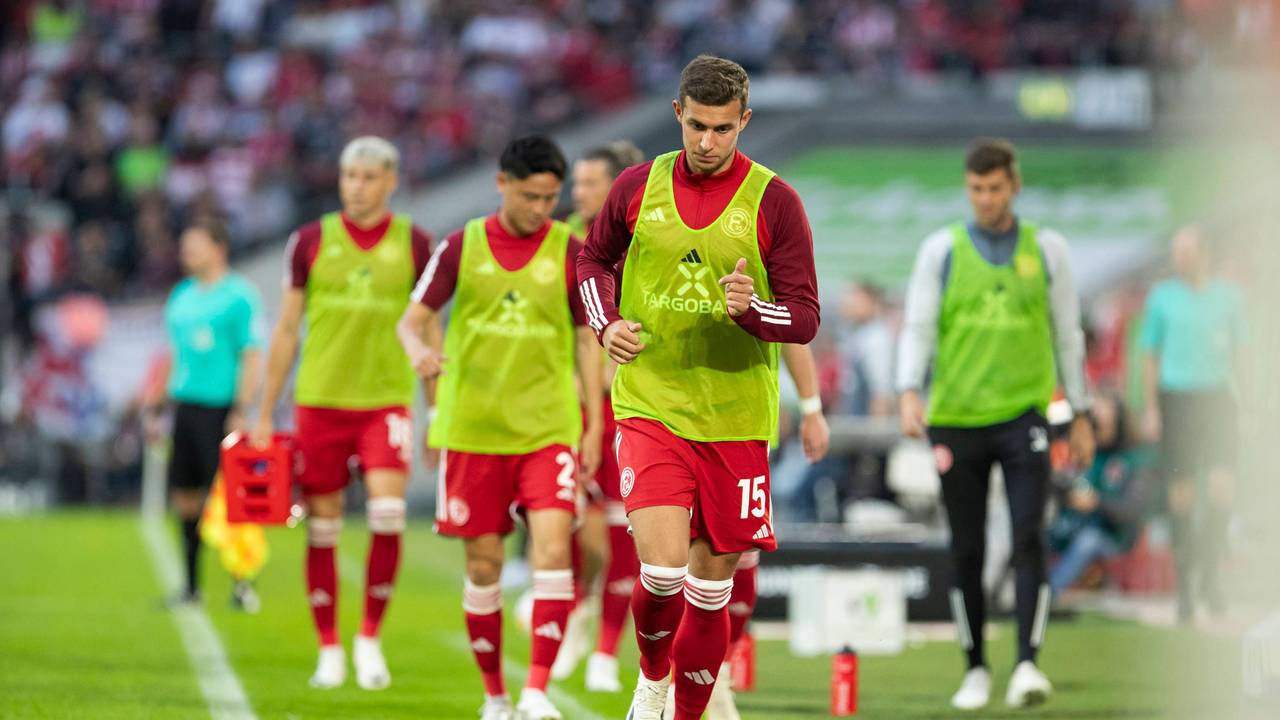 Fortuna Düsseldorfs Tim Oberdorf läuft zur Auswechselbank.