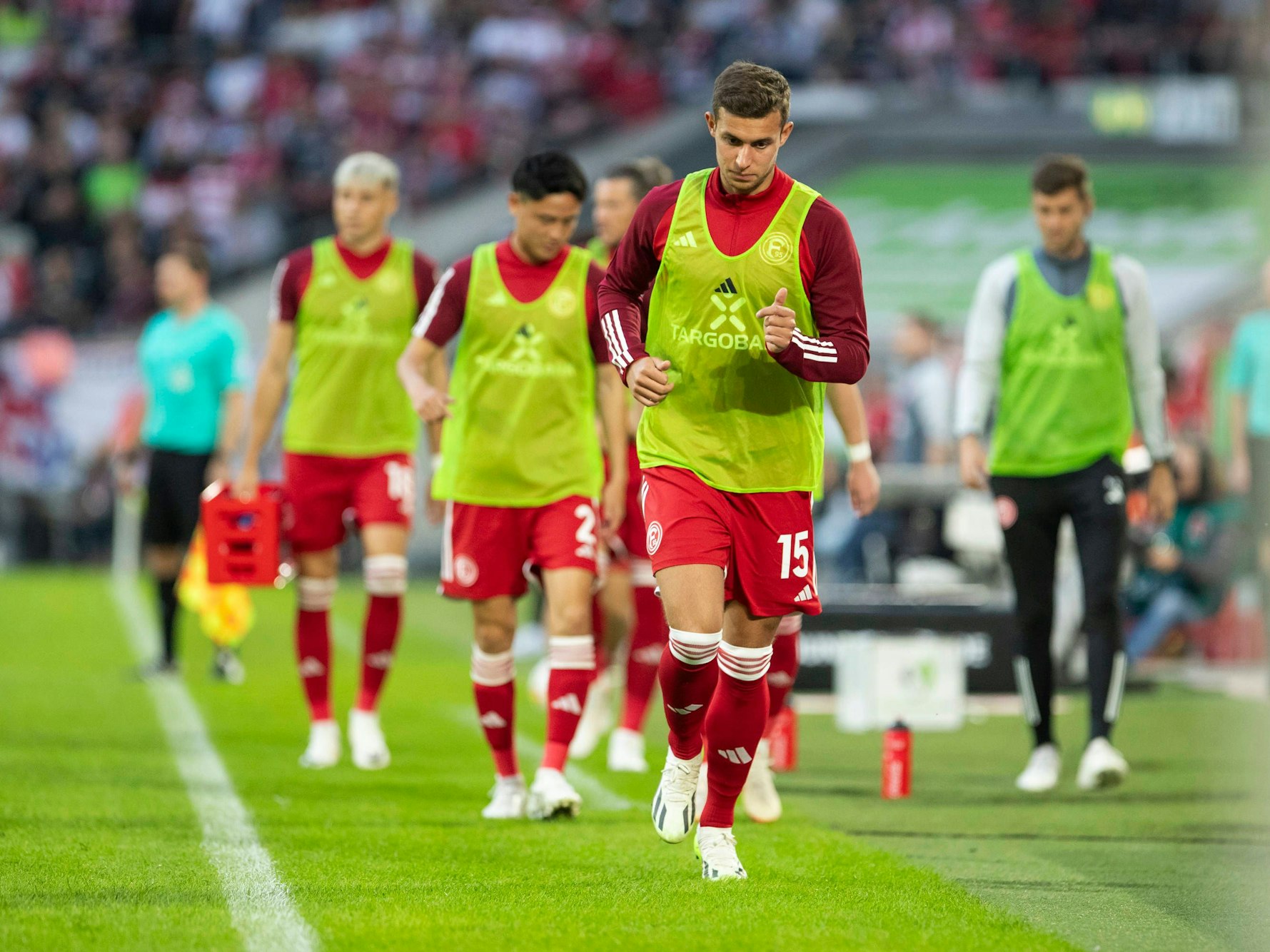 Fortuna Düsseldorfs Tim Oberdorf läuft zur Auswechselbank.