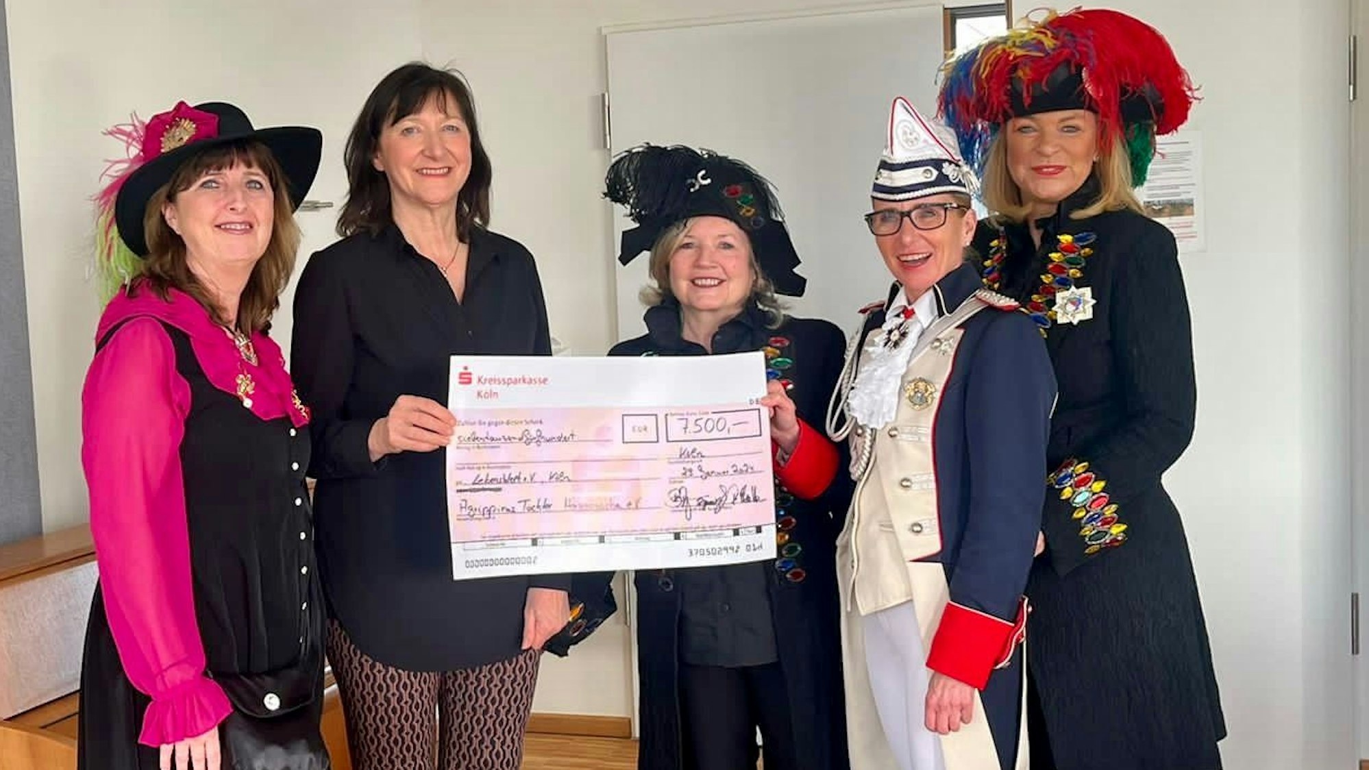 Agrippinas Töchter mit dem Scheck.