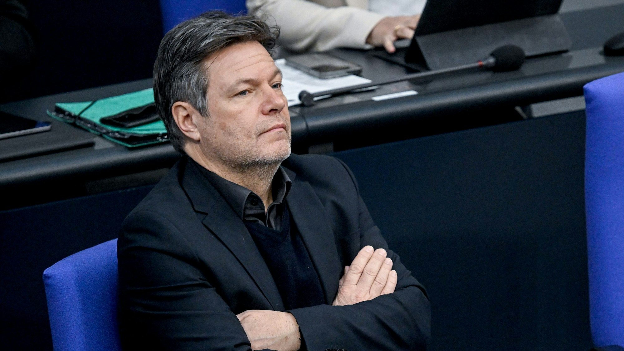 Robert Habeck (Bündnis 90/Die Grünen), Vizekanzler und Bundesminister für Wirtschaft und Klimaschutz, verfolgt die Debatte im Bundestag zum zweiten Haushaltsfinanzierungsgesetz 2024 am Freitag (2. Februar 2024).