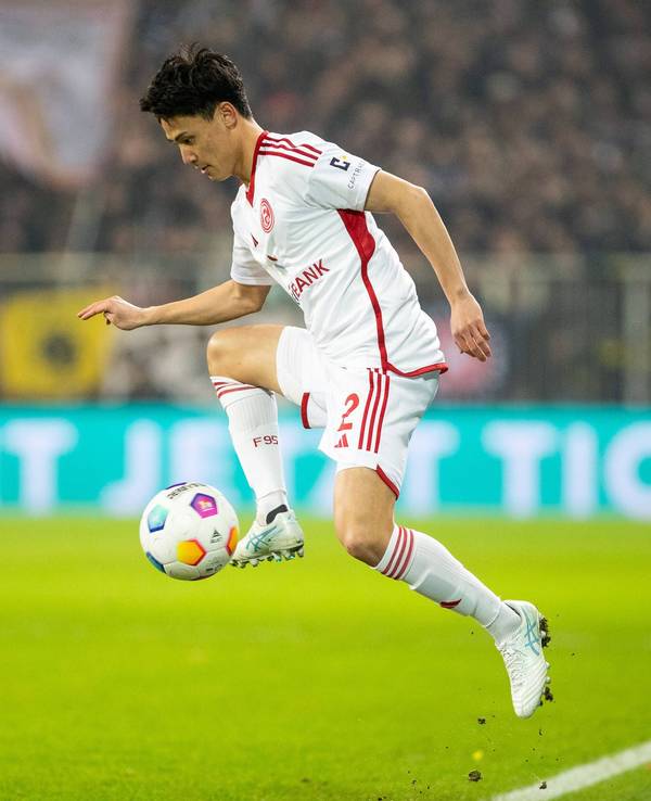 Fortuna Düsseldorfs Takashi Uchino nimmt den Ball im Pokal-Spiel beim FC St. Pauli an.
