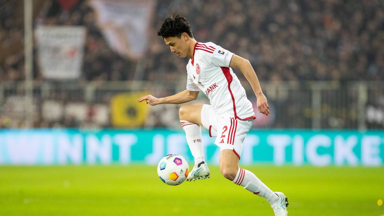 Fortuna Düsseldorfs Takashi Uchino nimmt den Ball im Pokal-Spiel beim FC St. Pauli an.