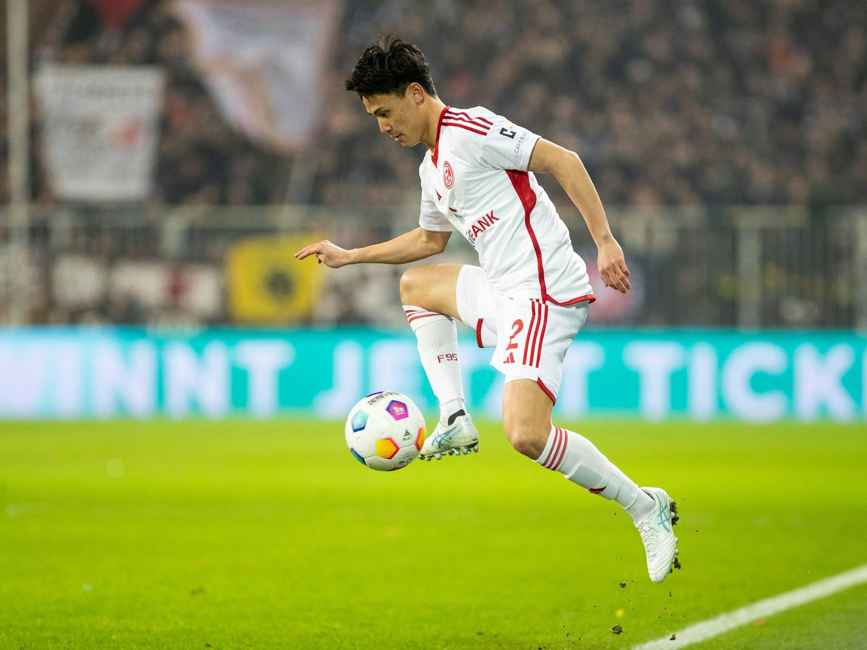 Fortuna Düsseldorfs Takashi Uchino nimmt den Ball im Pokal-Spiel beim FC St. Pauli an.