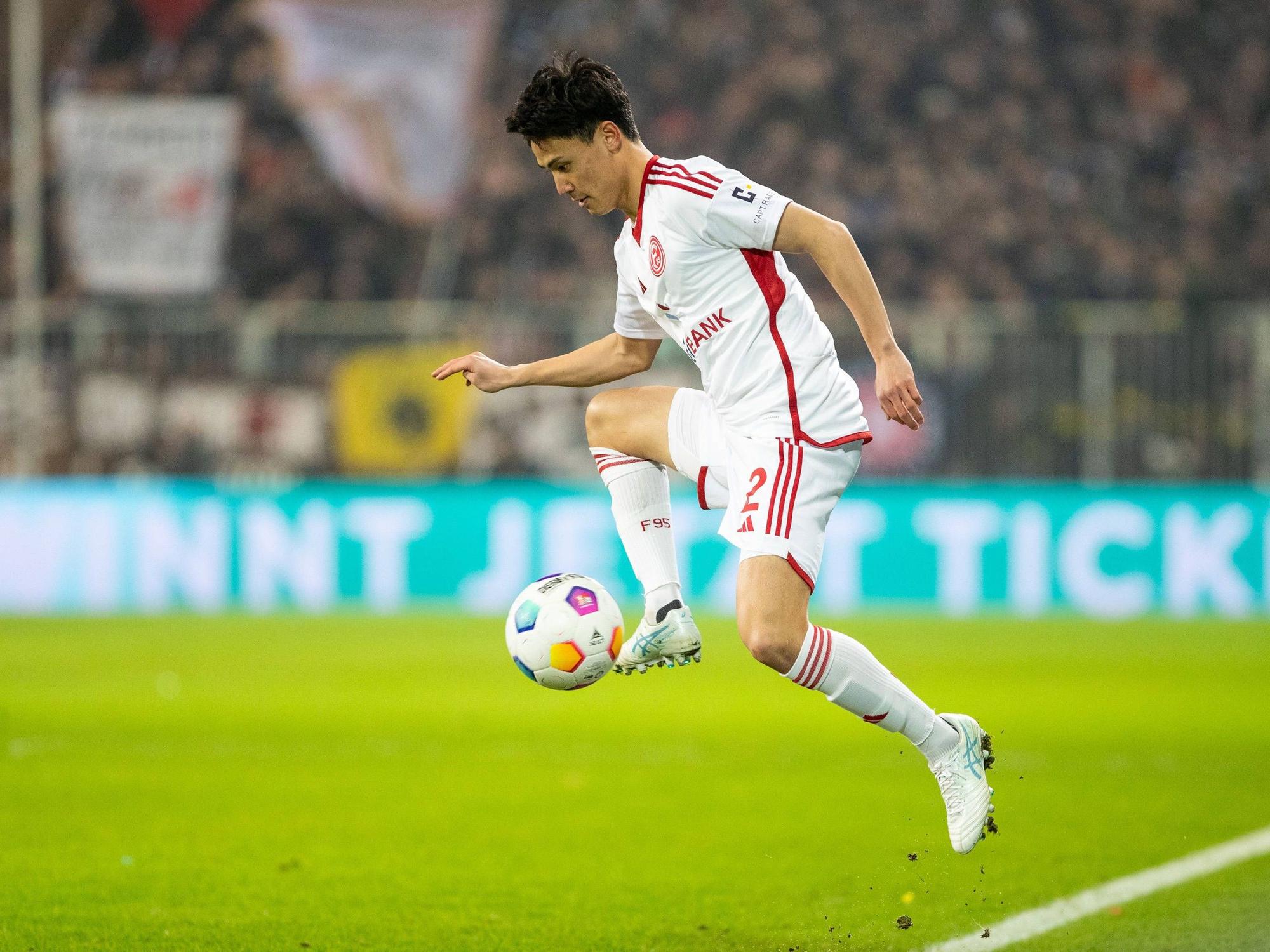 Fortuna Düsseldorfs Takashi Uchino nimmt den Ball im Pokal-Spiel beim FC St. Pauli an.