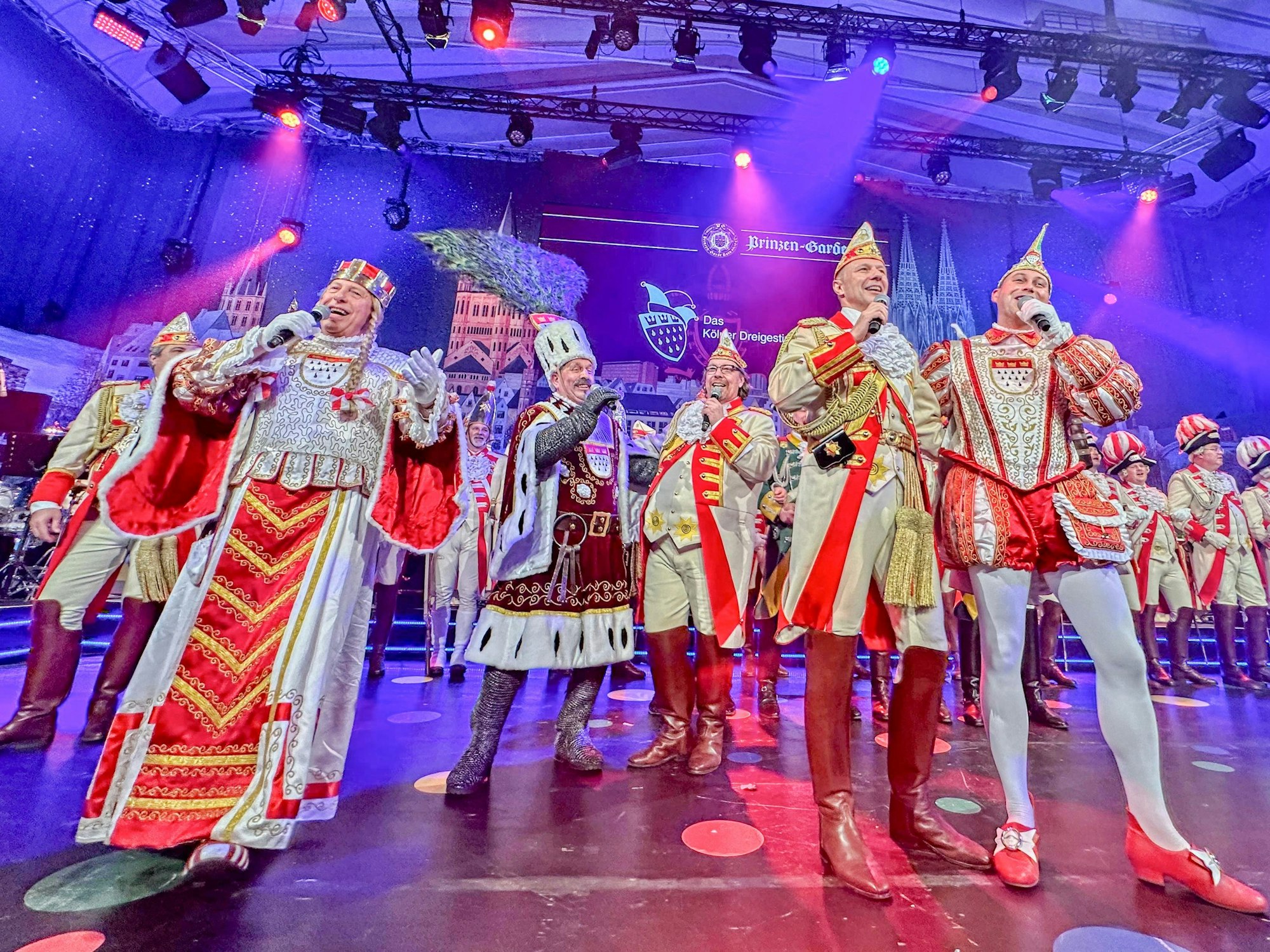 Dreigestirne singen zusammen.