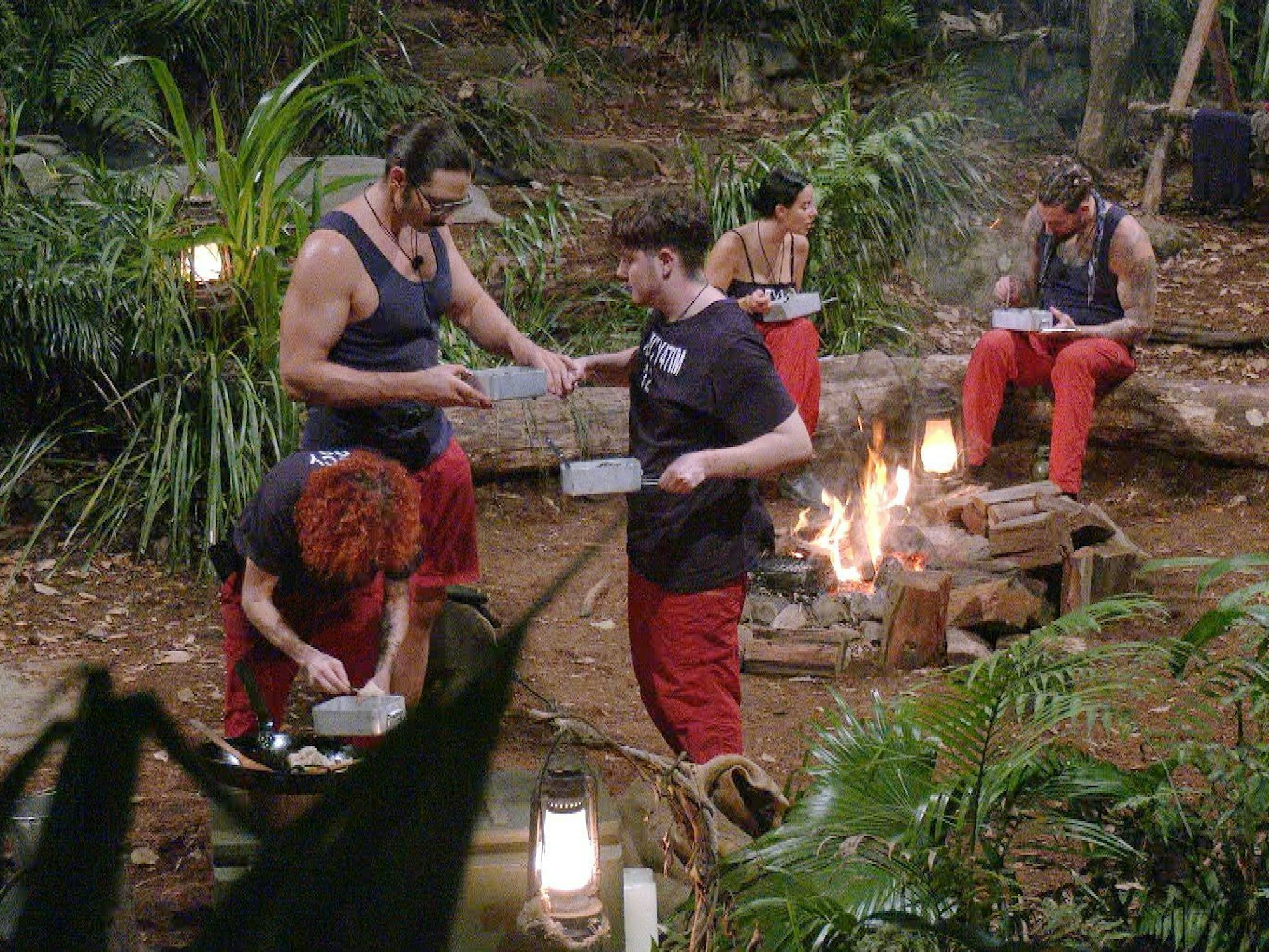 Zum Abendessen gibt es unter anderem auch ein Stück Kamel, was für ein echtes Drama sorgt.