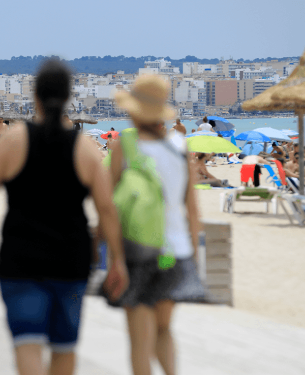 Urlauberinnen und Urlauber am Strand von Arenal auf Mallorca.