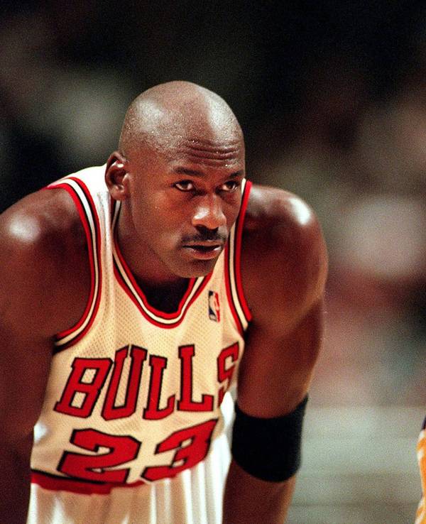 Michael Jordan (l.) und Kobe Bryant stehen bei einem Spiel nebeneinander.