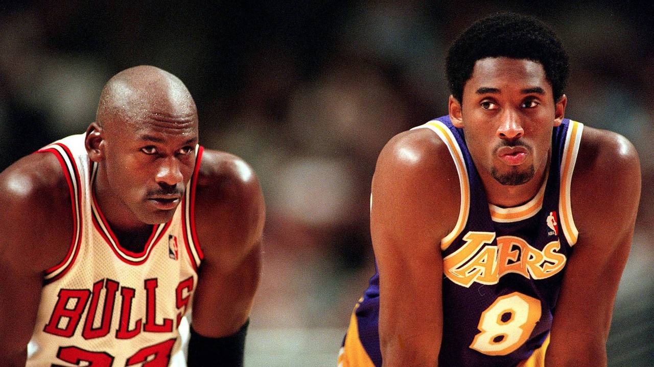Michael Jordan (l.) und Kobe Bryant stehen bei einem Spiel nebeneinander.