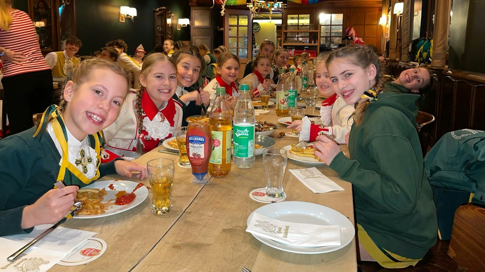 Pänz der Ehrengarde und der Prinzen-Garde beim Essen.