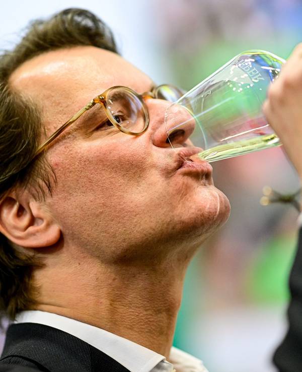 Ministerpräsident von Nordrhein-Westfalen, probiert beim Rundgang durch die NRW-Halle auf der Grünen Woche ein Glas Wein.