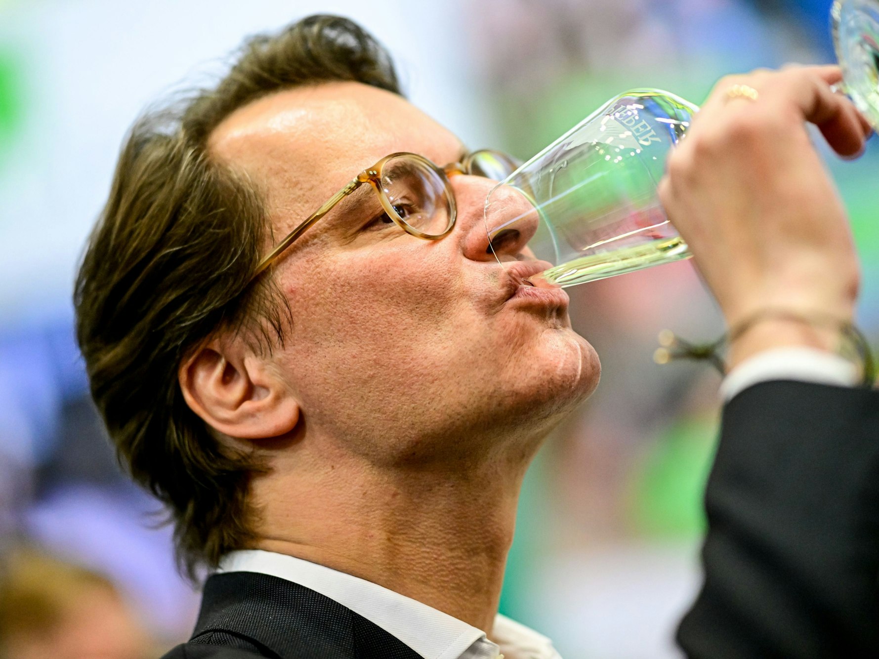 Ministerpräsident von Nordrhein-Westfalen, probiert beim Rundgang durch die NRW-Halle auf der Grünen Woche ein Glas Wein.