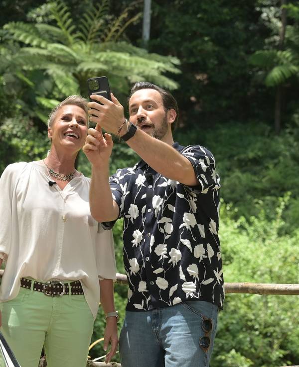 Die beiden Moderatoren Sonja Zietlow und Jan Köppen beobachten die Dschungelprüfung aus der Ferne.