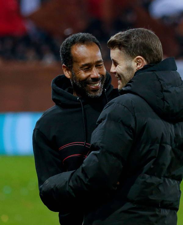 Fortuna Düsseldorfs Cheftrainer Daniel Thioune und St.-Pauli-Coach Fabian Hürzeler herzen sich vor dem Pokal-Viertelfinalspiel am Hamburger Millerntor.
