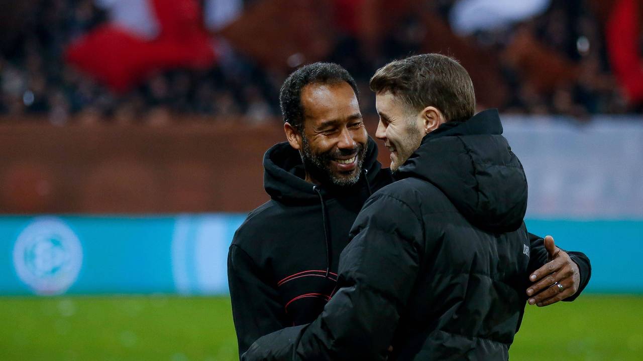 Fortuna Düsseldorfs Cheftrainer Daniel Thioune und St.-Pauli-Coach Fabian Hürzeler herzen sich vor dem Pokal-Viertelfinalspiel am Hamburger Millerntor.