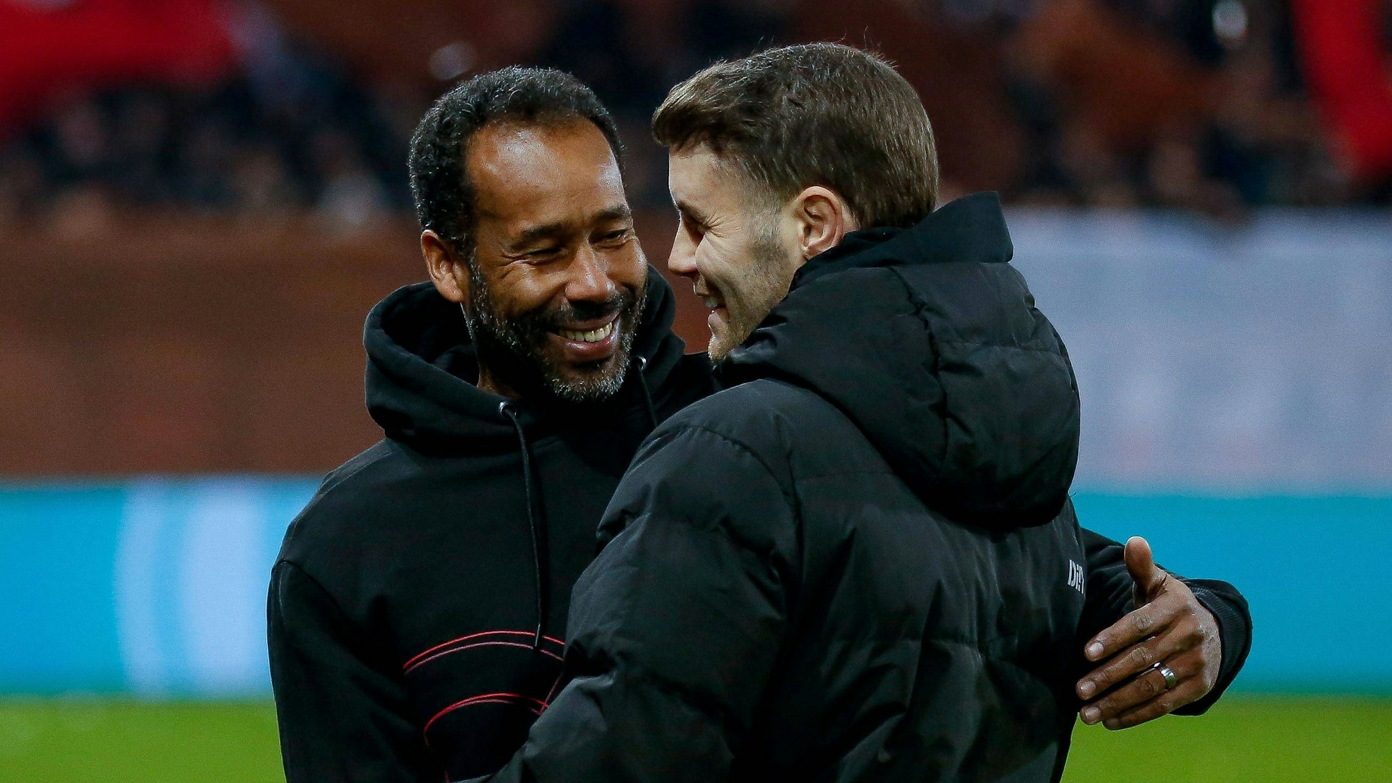 Fortuna Düsseldorfs Cheftrainer Daniel Thioune und St.-Pauli-Coach Fabian Hürzeler herzen sich vor dem Pokal-Viertelfinalspiel am Hamburger Millerntor.