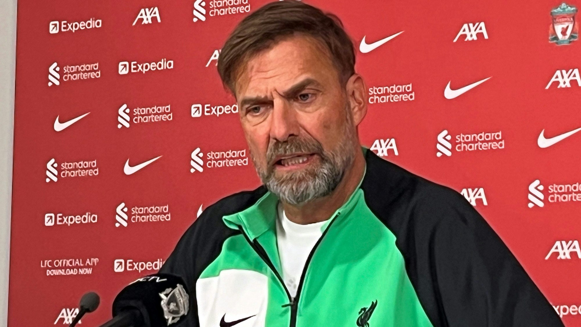 Jürgen Klopp spricht auf einer Pressekonferenz.