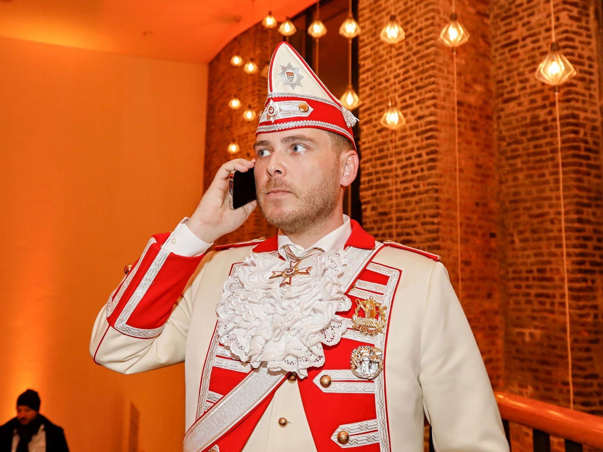 Dennis Hille von der Prinzen-Garde telefoniert.