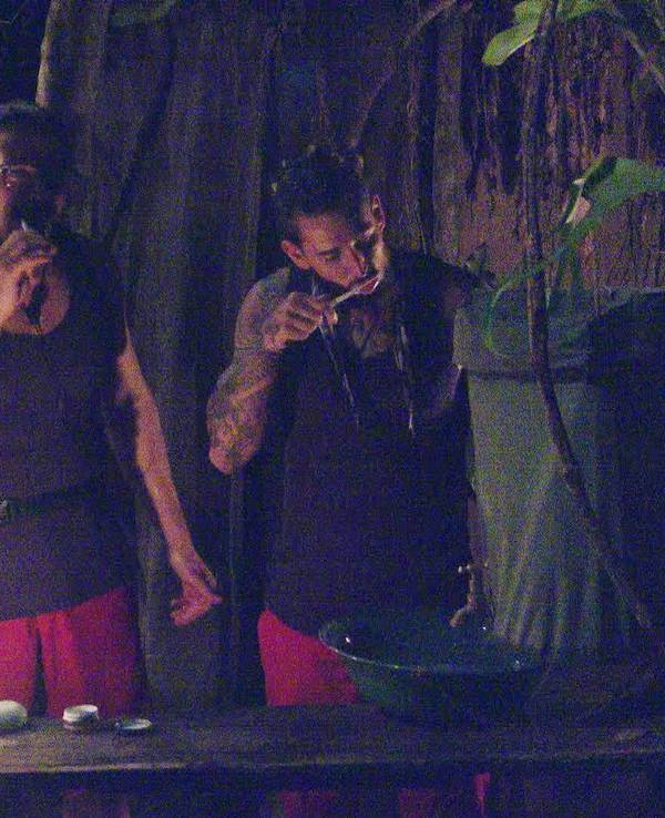 Fabio Knez (l.) und Mike Heiter sprechen beim Zähneputzen über das Drama beim Abendessen.