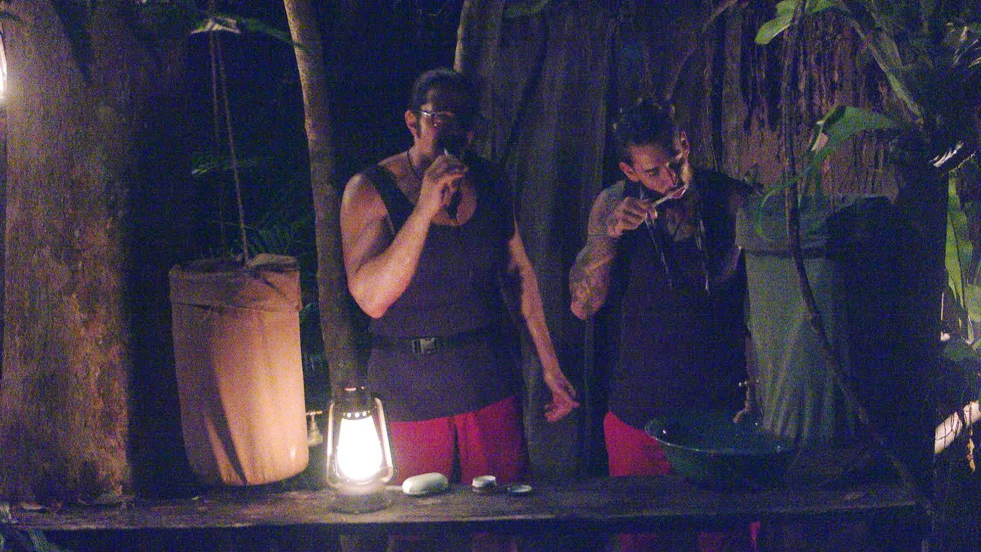 Fabio Knez (l.) und Mike Heiter sprechen beim Zähneputzen über das Drama beim Abendessen.