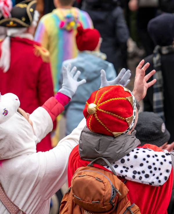 Verkleidete Jecken jubeln beim Rosenmontagszug.