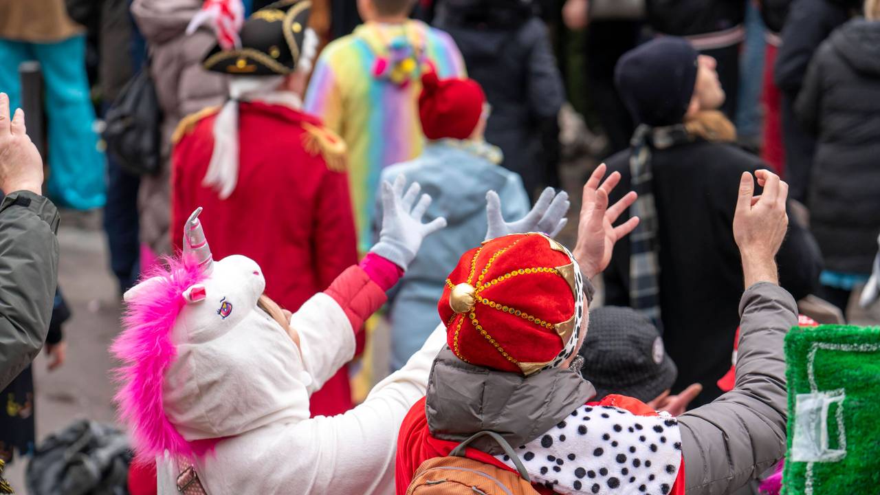 Verkleidete Jecken jubeln beim Rosenmontagszug.