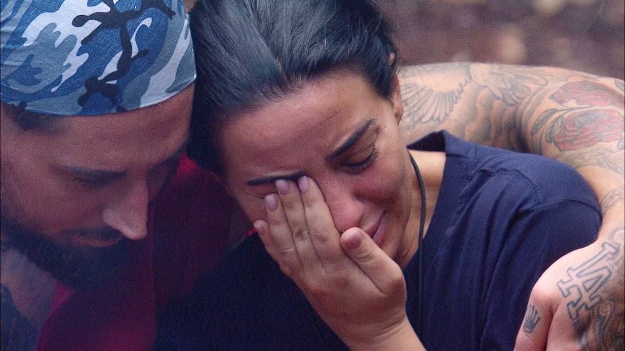 Mike Heiter tröstet Leyla Lahouar im Dschungelcamp 2024.