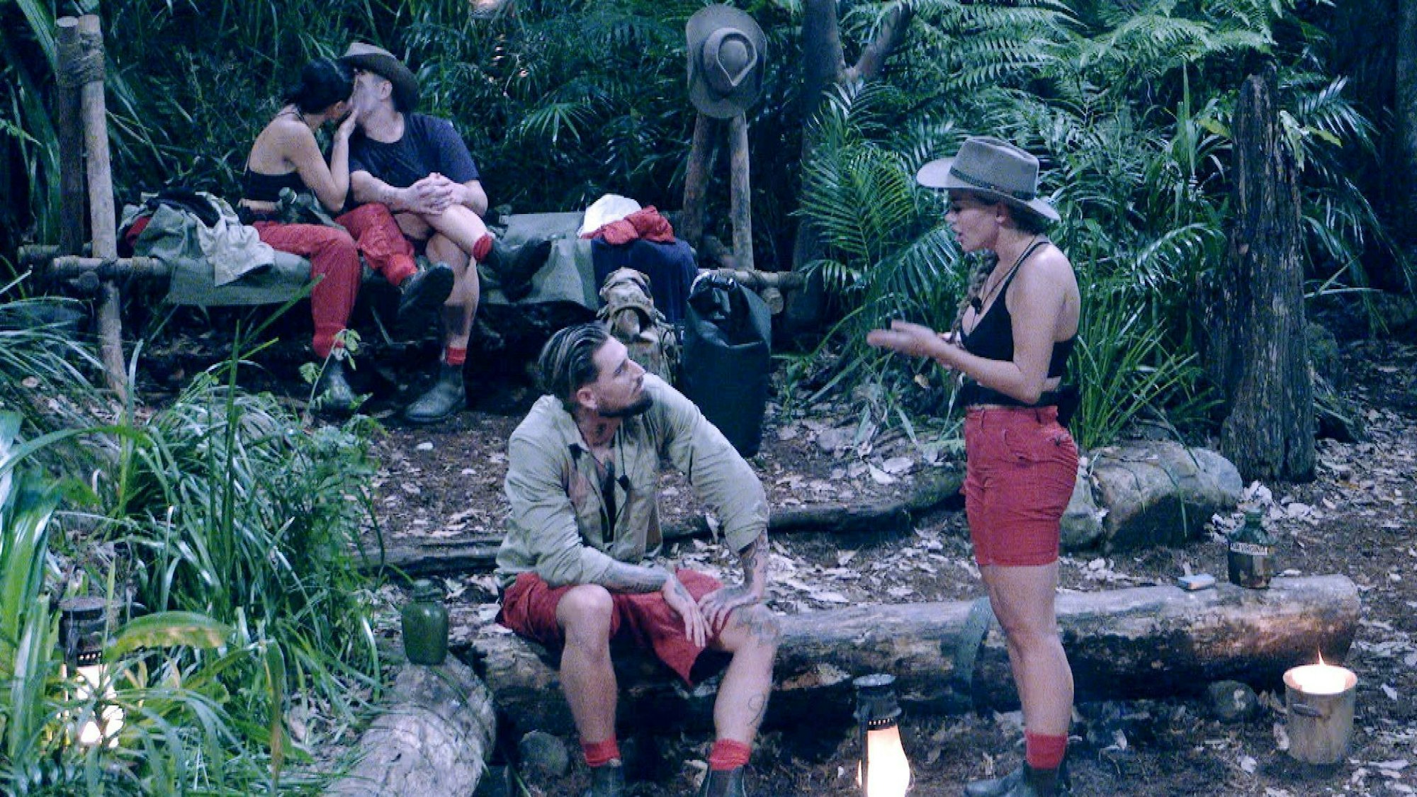 Fotobeweis: Während Mike am Lagerfeuer mit Kim Virginia spricht, küsst Leyla im Hintergrund Mitcamper Twenty4Tim.