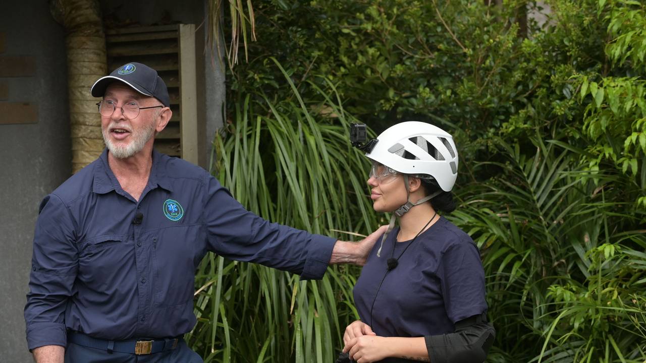 Dr. Bob stattet Leyla Lahouar mit ihrer Arbeitskleidung für die anstehende Prüfung aus