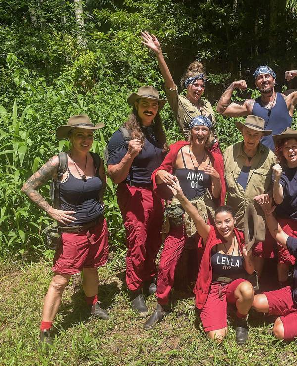 Das Foto zeigt die Teilnehmenden des Dschungelcamps 2024: (v.l.o) Kim Virginia, Mike Heiter, David Odonkor; (v.l.u.) Cora Schumacher, Fabio Knez, Anya Elsner, Leyla Lahouar, Heinz Hoenig, Lucy Diakovska, Twenty4Tim, Felix von Jascheroff, Sarah Kern