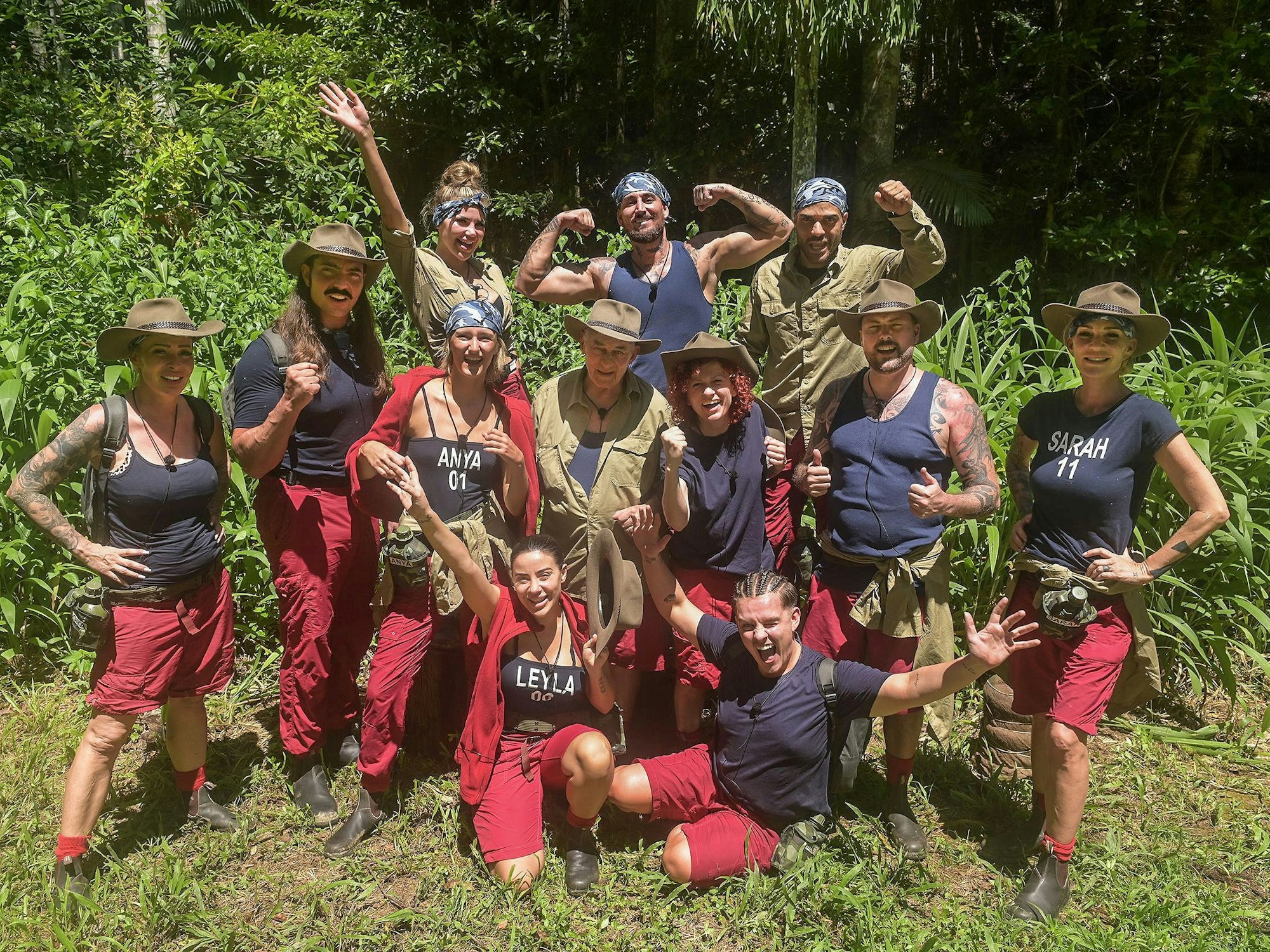 Das Foto zeigt die Teilnehmenden des Dschungelcamps 2024: (v.l.o) Kim Virginia, Mike Heiter, David Odonkor; (v.l.u.) Cora Schumacher, Fabio Knez, Anya Elsner, Leyla Lahouar, Heinz Hoenig, Lucy Diakovska, Twenty4Tim, Felix von Jascheroff, Sarah Kern