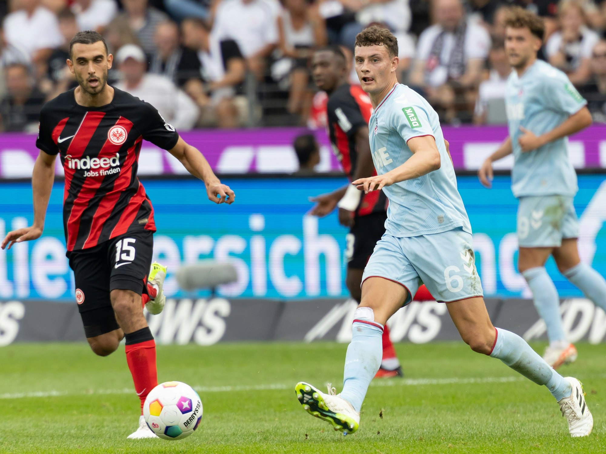 Eric Martel im Zweikampf mit Ellyes Skhiri.
