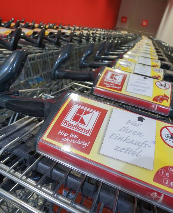 Ein Kaufland-Kunde macht auf eine neue Einwegpfand-Regel aufmerksam, die am 1. Januar 2024 in Kraft getreten ist. (Symbolfoto von April 2018).