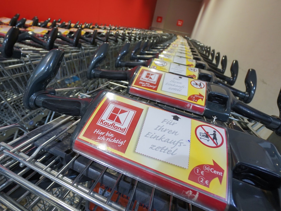 Ein Kaufland-Kunde macht auf eine neue Einwegpfand-Regel aufmerksam, die am 1. Januar 2024 in Kraft getreten ist. (Symbolfoto von April 2018).