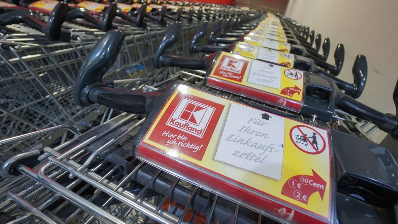 Ein Kaufland-Kunde macht auf eine neue Einwegpfand-Regel aufmerksam, die am 1. Januar 2024 in Kraft getreten ist. (Symbolfoto von April 2018).